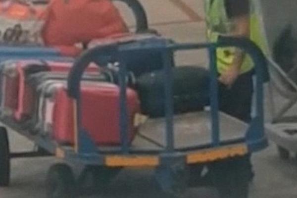 Khách mất lọ nước hoa Chanel, lục tìm thấy trong balo của nhân viên hàng không ở Nội Bài-1