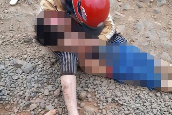 Xót xa người mẹ đau đớn ôm đứa con 6 tuổi tử vong vì xe ben cán qua