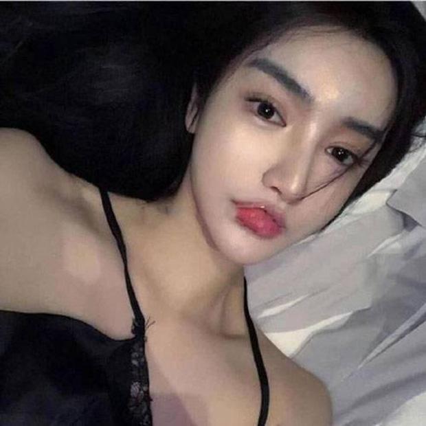 Nữ trợ lý của Huỳnh Hiểu Minh gây bão: Body bốc lửa hơn cả Angela Baby-1