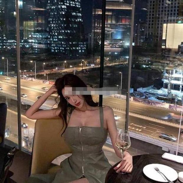 Nữ trợ lý của Huỳnh Hiểu Minh gây bão: Body bốc lửa hơn cả Angela Baby-4