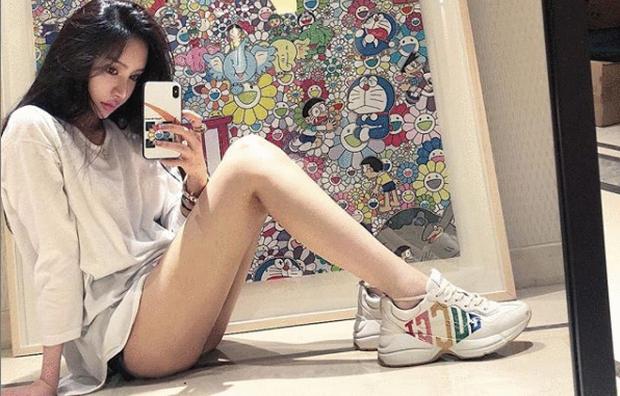 Nữ trợ lý của Huỳnh Hiểu Minh gây bão: Body bốc lửa hơn cả Angela Baby-6