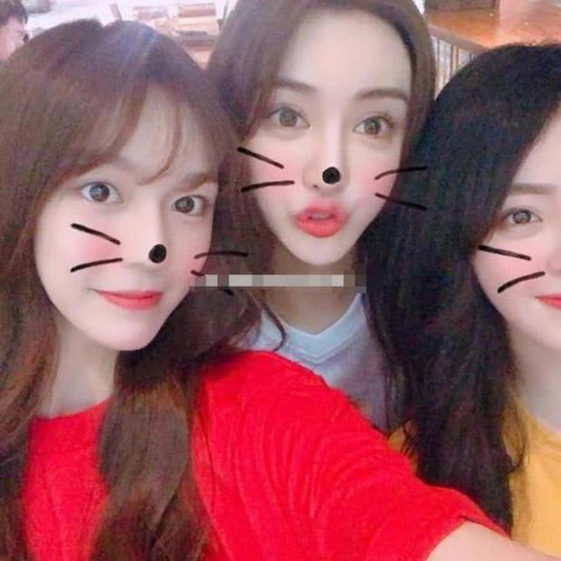 Nữ trợ lý của Huỳnh Hiểu Minh gây bão: Body bốc lửa hơn cả Angela Baby-7