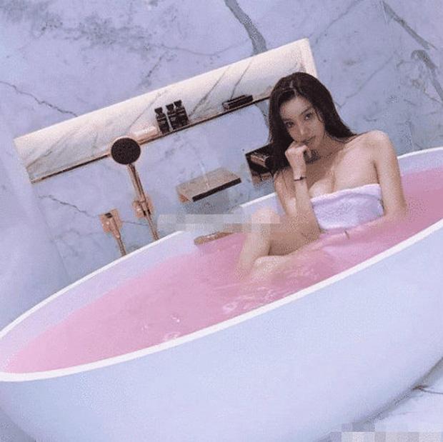 Nữ trợ lý của Huỳnh Hiểu Minh gây bão: Body bốc lửa hơn cả Angela Baby-9