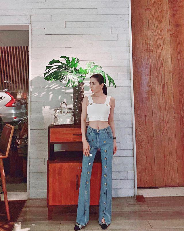 Công thức mix đồ gồm áo croptop và quần jeans ống loe cạp cao giúp Lệ Quyên hack chiều cao đáng nể từ 1m55 trông như 1m75.