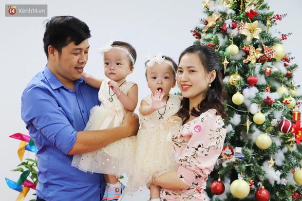 Chị em Trúc Nhi - Diệu Nhi tự chập chững đi đón Giáng sinh cùng bố mẹ-1