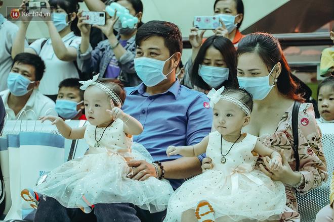 Chị em Trúc Nhi - Diệu Nhi tự chập chững đi đón Giáng sinh cùng bố mẹ-2