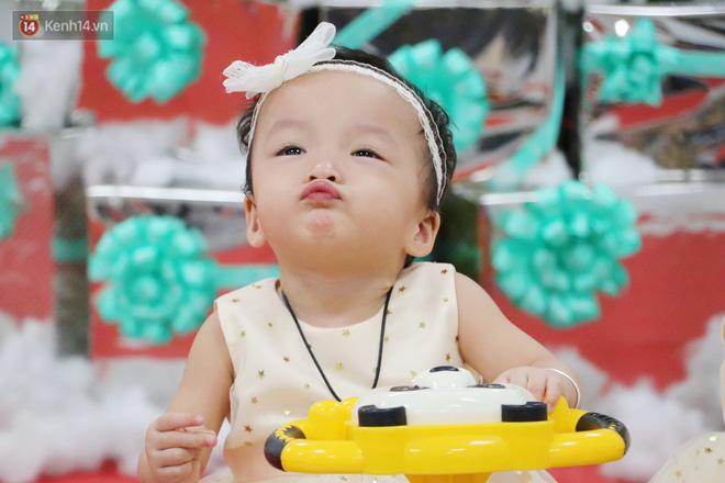 Chị em Trúc Nhi - Diệu Nhi tự chập chững đi đón Giáng sinh cùng bố mẹ-10