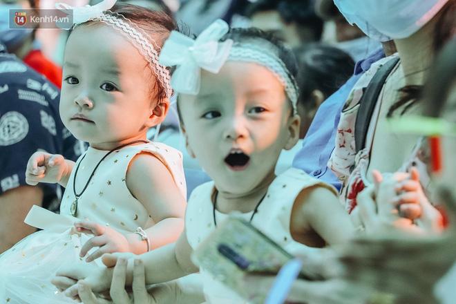 Chị em Trúc Nhi - Diệu Nhi tự chập chững đi đón Giáng sinh cùng bố mẹ-4