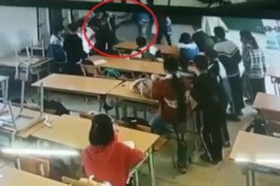 Phụ huynh lao vào lớp, đấm đá học sinh lớp 6 vì con bị bạn đánh