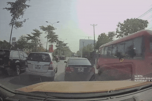 Clip: Pha xử lý đi vào lòng đất của người phụ nữ làm cả đoàn xe phía sau tưởng có biến-1