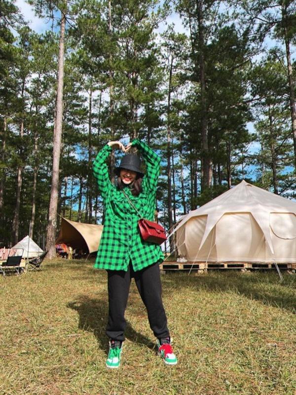 Hòa Minzy dí dỏm nói về mình: "Có nhà ai thiếu cây thông Noel không? Mang cây này về nè".