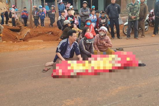 Một học sinh tử nạn dưới bánh xe ben trước cổng trường