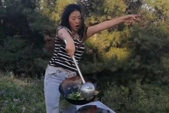 Cô gái Trung Quốc nổi tiếng nhờ tài múa chảo