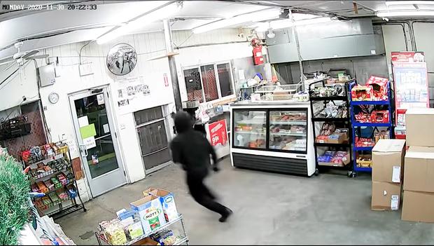 Vợ chồng người Việt bị sát hại tại Mỹ: Cảnh sát hé lộ hình ảnh hung thủ-2