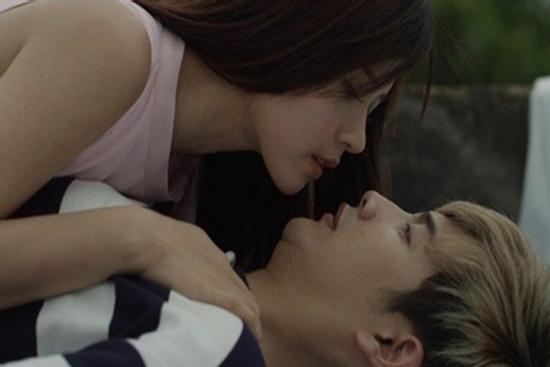 Tân hôn nồng nàn đến 3 giờ đêm, mở mắt ra tôi ngỡ ngàng thấy người đứng bên cạnh