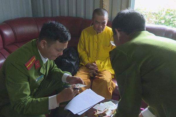 Giả danh tu sĩ cúng cầu an cầu lộc, đánh tráo 49 triệu đồng bằng tiền vàng mã-1