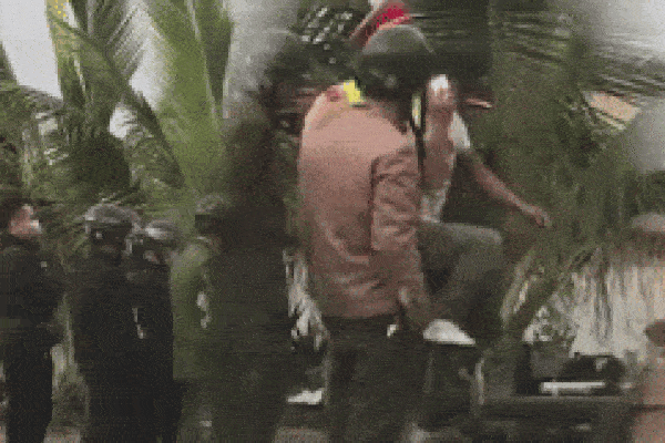 Thanh niên xăm trổ tông GrabBike còn thách thức CSGT: 'Của ai mà không được đập?'