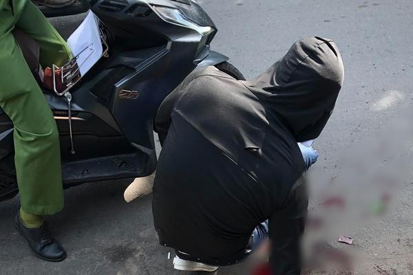 TP HCM: Thanh niên bị bạn chém gần đứt lìa cẳng tay-2