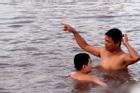 Giữa thời tiết 11 độ C buốt tận tim, dân Hà Nội vẫn 'tắm tiên' trong sung sướng