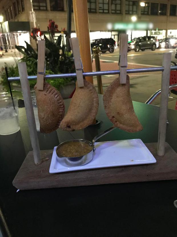 Muôn kiểu phục vụ như muốn chọc tức thực khách của các nhà hàng-1