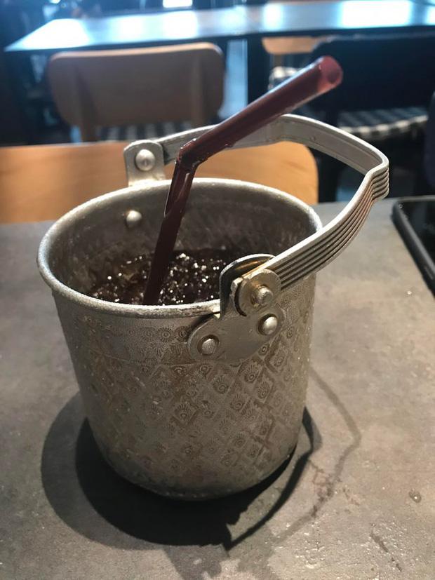 Muôn kiểu phục vụ như muốn chọc tức thực khách của các nhà hàng-6