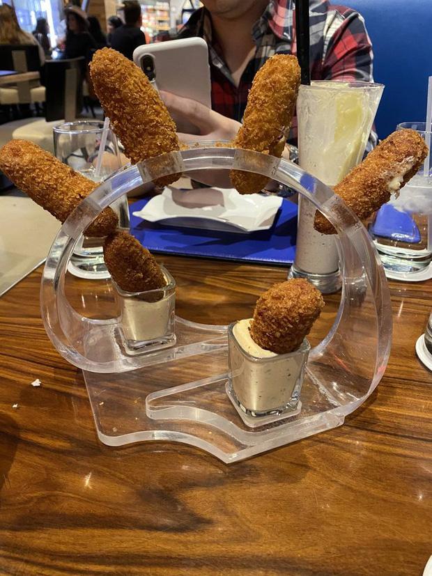 Muôn kiểu phục vụ như muốn chọc tức thực khách của các nhà hàng-13