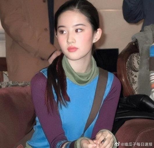 Loạt trang phục thảm họa chứng minh nhan sắc Lưu Diệc Phi khoác bao tải cũng đẹp-1