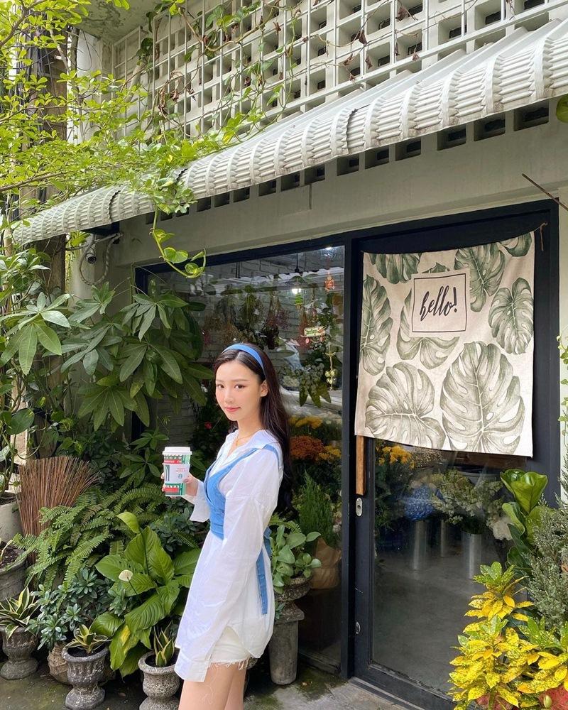 Chi Pu nổi loạn diện áo xuyên thấu lộ nội y - Thúy Vi khoe dáng với đầm ngủ-2