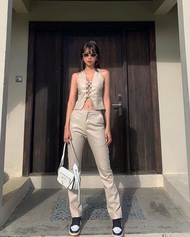 Chi Pu nổi loạn diện áo xuyên thấu lộ nội y - Thúy Vi khoe dáng với đầm ngủ-7