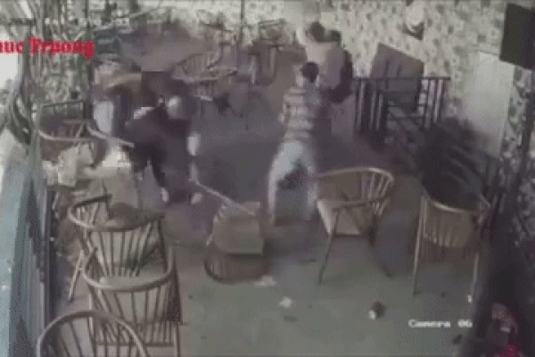 Clip: Đang cafe thảnh thơi, thanh niên bị nhóm người lao tới kẹp cổ, đánh tới tấp