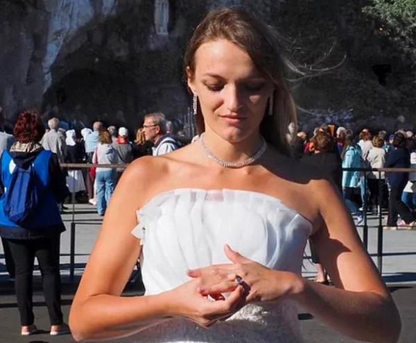 Bị chồng sắp cưới phản bội, cô gái quyết định tự kết hôn với chính mình-4