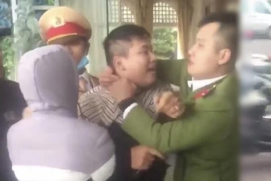 Thanh niên Hải Phòng đấm chảy máu mũi cảnh sát khi bị yêu cầu giữ xe