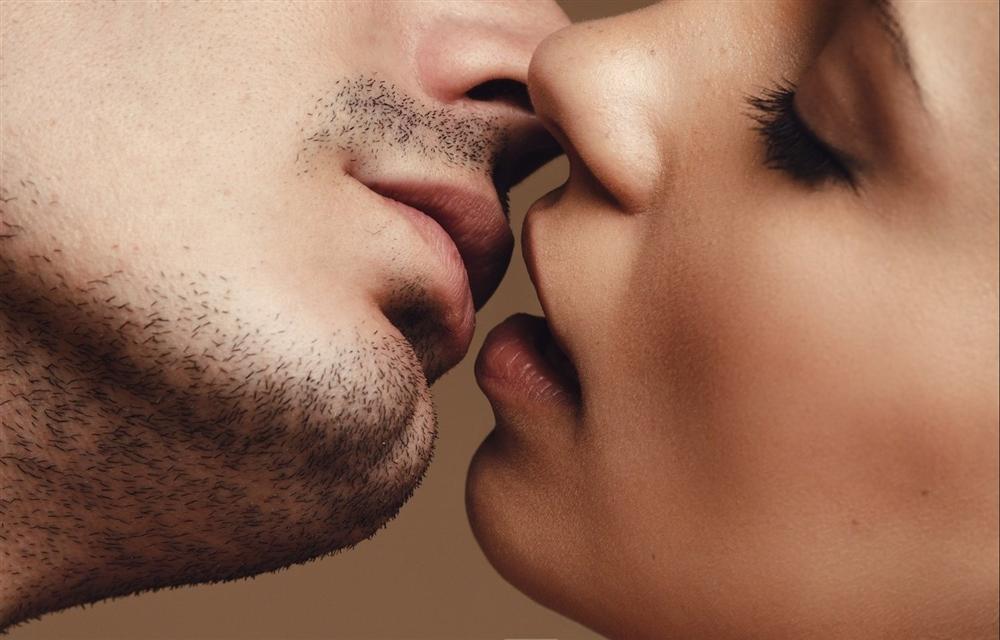 Vì sao nụ hôn còn lãng mạn hơn cả tình dục-1