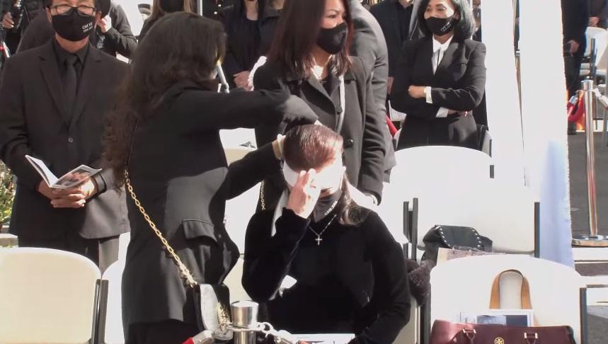 Tang lễ nghệ sĩ Chí Tài tại Mỹ: Vợ và đồng nghiệp bật khóc nức nở-13