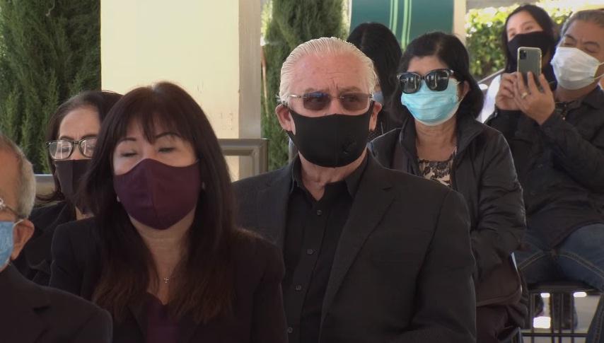 Tang lễ nghệ sĩ Chí Tài tại Mỹ: Vợ và đồng nghiệp bật khóc nức nở-17