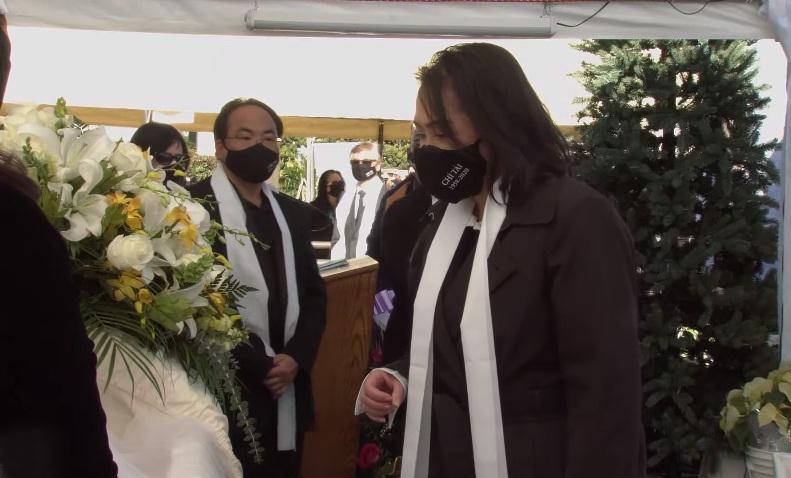 Tang lễ nghệ sĩ Chí Tài tại Mỹ: Vợ và đồng nghiệp bật khóc nức nở-20