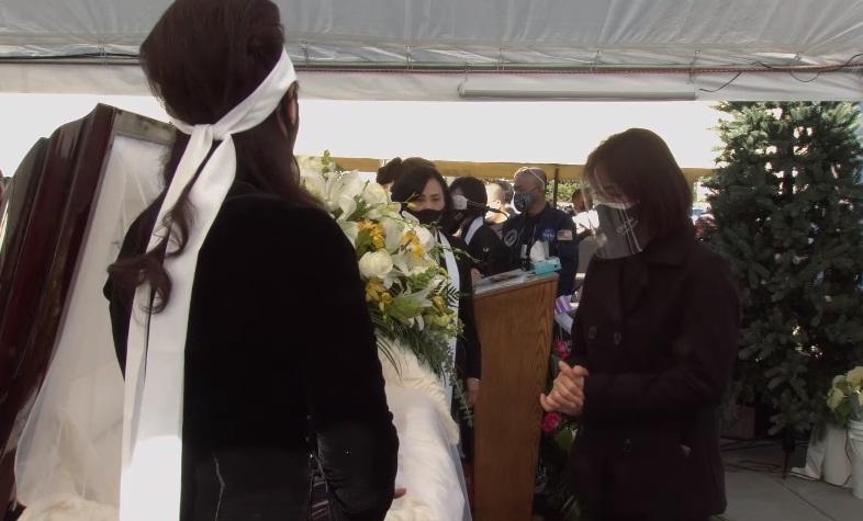 Tang lễ nghệ sĩ Chí Tài tại Mỹ: Vợ và đồng nghiệp bật khóc nức nở-23