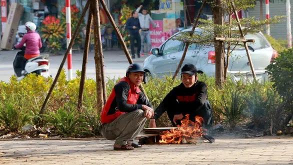 Khoác chăn ra đường chống rét, thanh niên bị công an sờ gáy-2