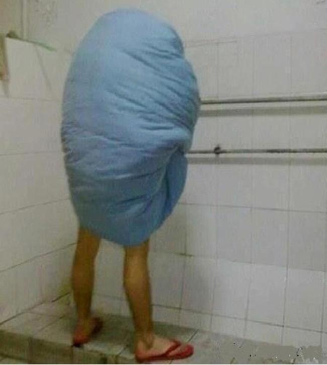 Khoác chăn ra đường chống rét, thanh niên bị công an sờ gáy-10