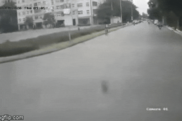 Clip: Limousine đánh mông trả thù xe máy khiến nhiều người bức xúc-1