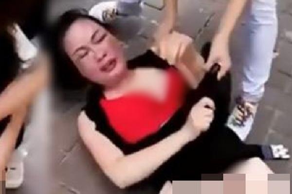 Đang chuẩn bị quà Giáng sinh cho con gái thì được đưa cho một vật chứa đựng sự thật nghiệt ngã-3