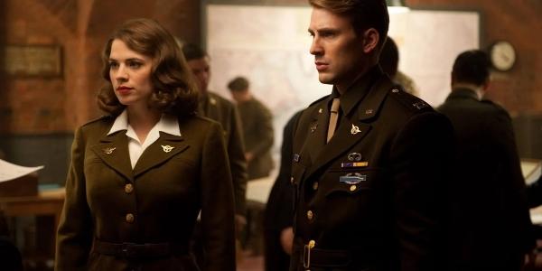 Hayley Atwell vốn không xa lạ với giới yêu phim. Cô là người tình màn ảnh của tài tử Chris Evans trong loạt bom tấn mang thương hiệu Marvel. Trong các phim, Atwell thủ vai nữ cảnh sát quyết liệt Peggy Carter đồng thời là bạn gái của Đại úy Mỹ.