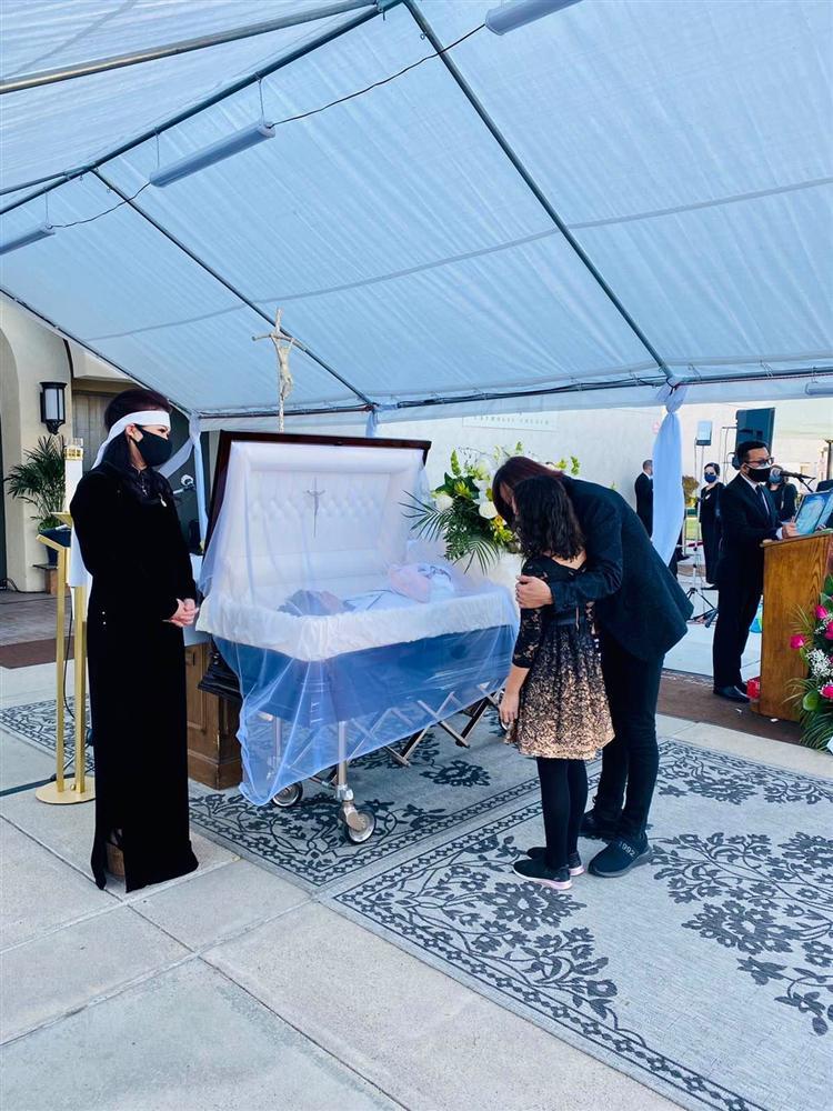 Xót lắm khi nhìn chị Phương Loan đứng bơ vơ bên anh Chí Tài-4