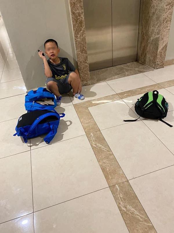 Cậu bé 8 tuổi vác 3 balo, mang 49 quyển truyện bỏ nhà đi vì bị mẹ mắng, gọi bố gặp lần cuối-1