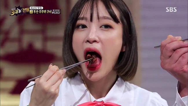 JooE (MOMOLAND) - Tzuyu (TWICE) ăn thùng uống vại và loạt nữ thần kém duyên phát sợ-7