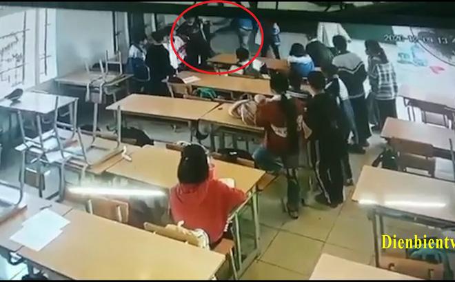 Hé lộ clip phụ huynh xông vào lớp học, đấm đá học sinh lớp 6 túi bụi ở Điện Biên-2