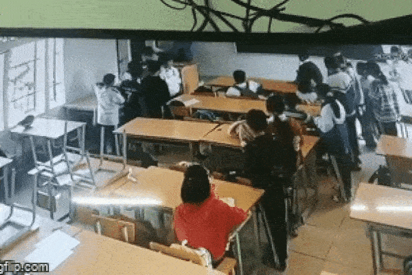 Hé lộ clip phụ huynh xông vào lớp học, đấm đá học sinh lớp 6 túi bụi ở Điện Biên