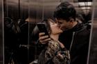 Huỳnh Anh khóa môi bạn gái hơn tuổi trong thang máy