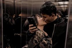 Huỳnh Anh khóa môi bạn gái hơn tuổi trong thang máy