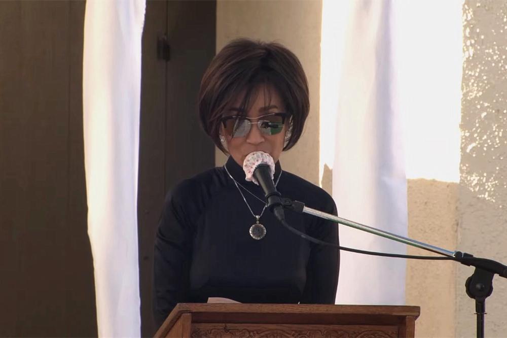 Hồng Ngọc hát Cát Bụi tiễn biệt cố nghệ sĩ Chí Tài, Phương Loan khóc nấc không kìm được nước mắt-4